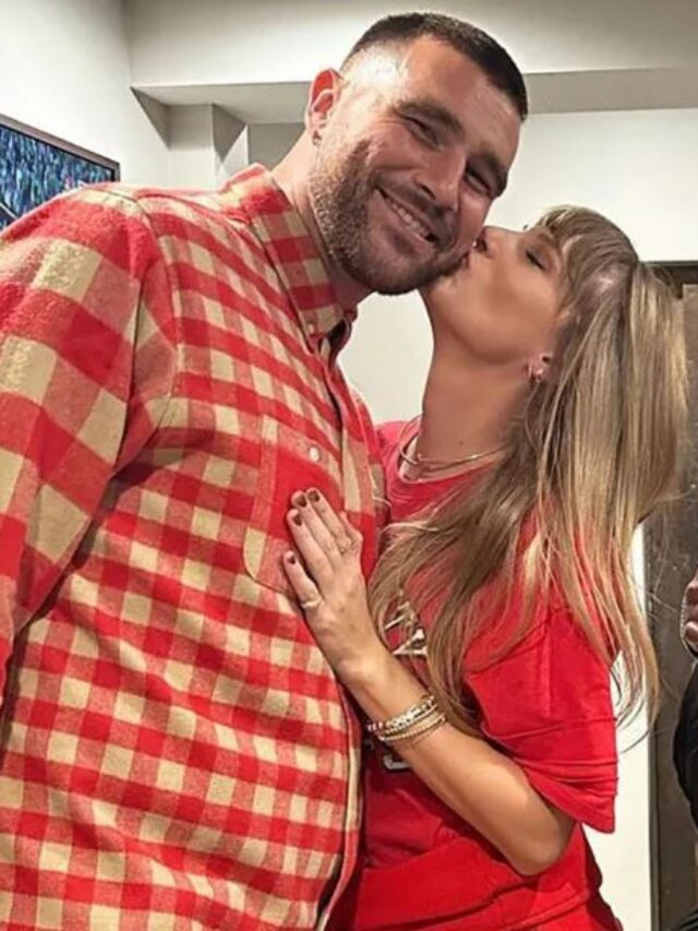 Taylor Swift kissesTravis Kelce