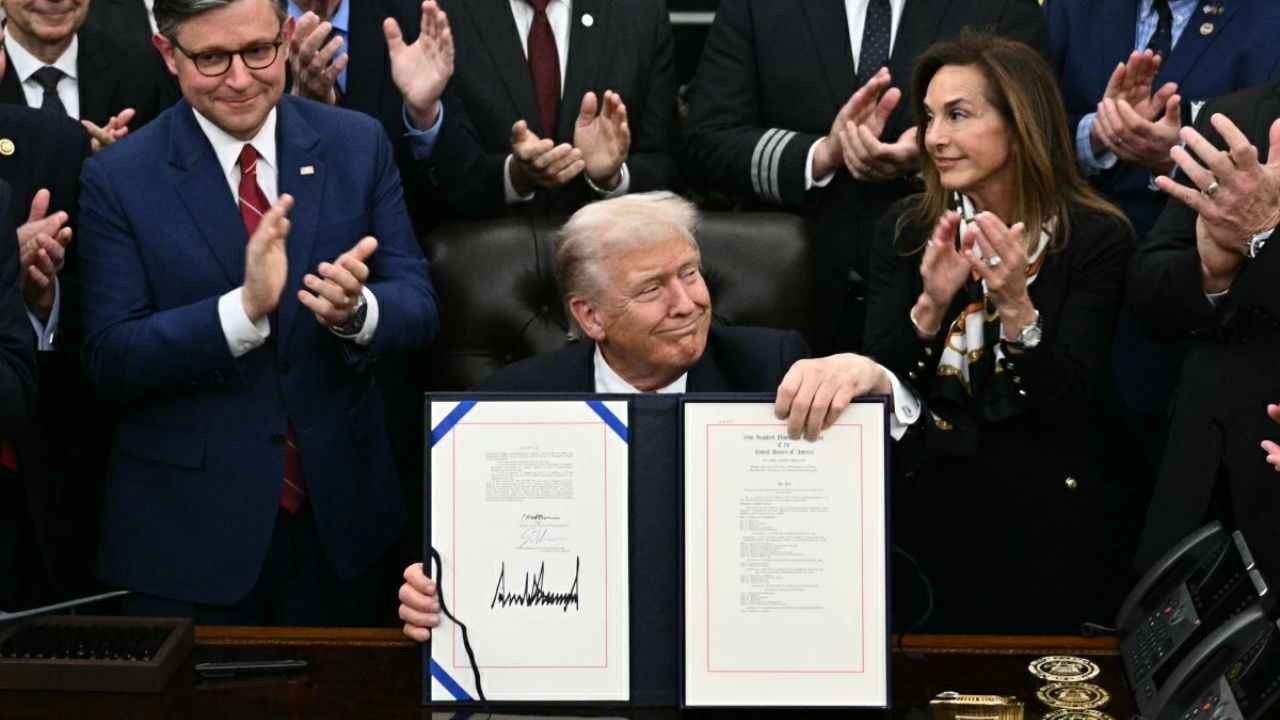 Trump Signs Bill Ending Record 43-Day Government Shutdown Amid Partisan Acrimony and Lingering Battles